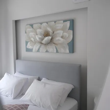 Rhodes Retreat: Modern Comfort In Serene Luxury Apartment *