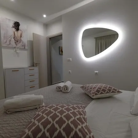 Rhodes Retreat: Modern Comfort In Serene Luxury Apartment *