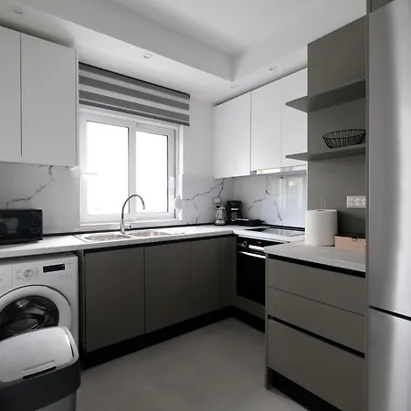 Rhodes Retreat: Modern Comfort In Serene Luxury شقة
