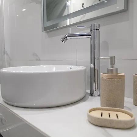 Daire Rhodes Retreat: Modern Comfort In Serene Luxury *