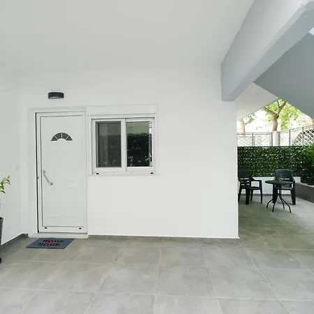 דירה Rhodes Retreat: Modern Comfort In Serene Luxury