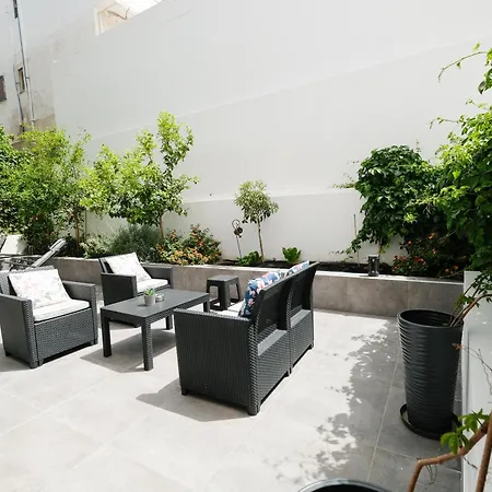 Daire Rhodes Retreat: Modern Comfort In Serene Luxury