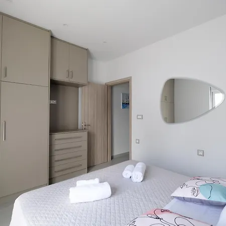 Rhodes Retreat: Modern Comfort In Serene Luxury Daire