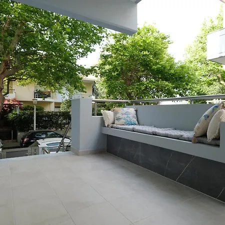 Daire Rhodes Retreat: Modern Comfort In Serene Luxury