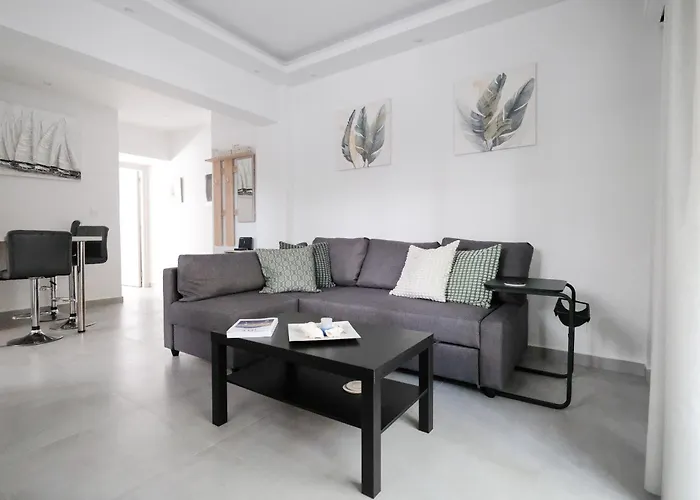 Rhodes Retreat: Modern Comfort In Serene Luxury עיר רודוס