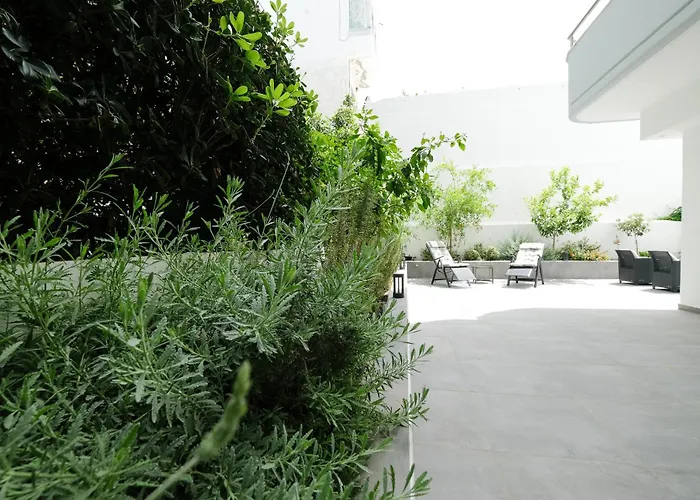 Apartamento Rhodes Retreat: Modern Comfort In Serene Luxury