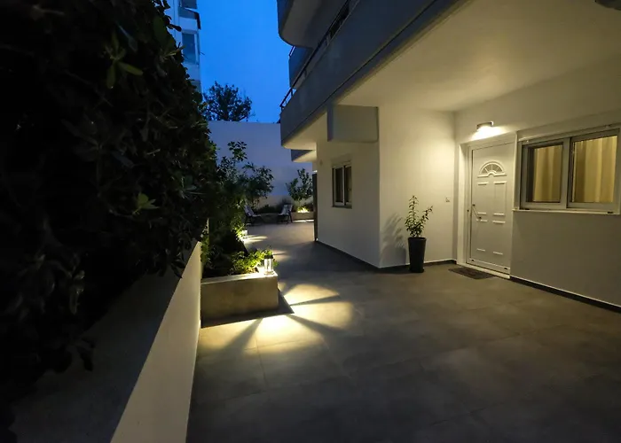 Rhodes Retreat: Modern Comfort In Serene Luxury Apartamento