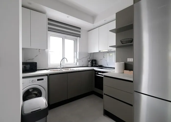 Rhodes Retreat: Modern Comfort In Serene Luxury Apartamento