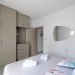 Rhodes Retreat: Modern Comfort In Serene Luxury アパート